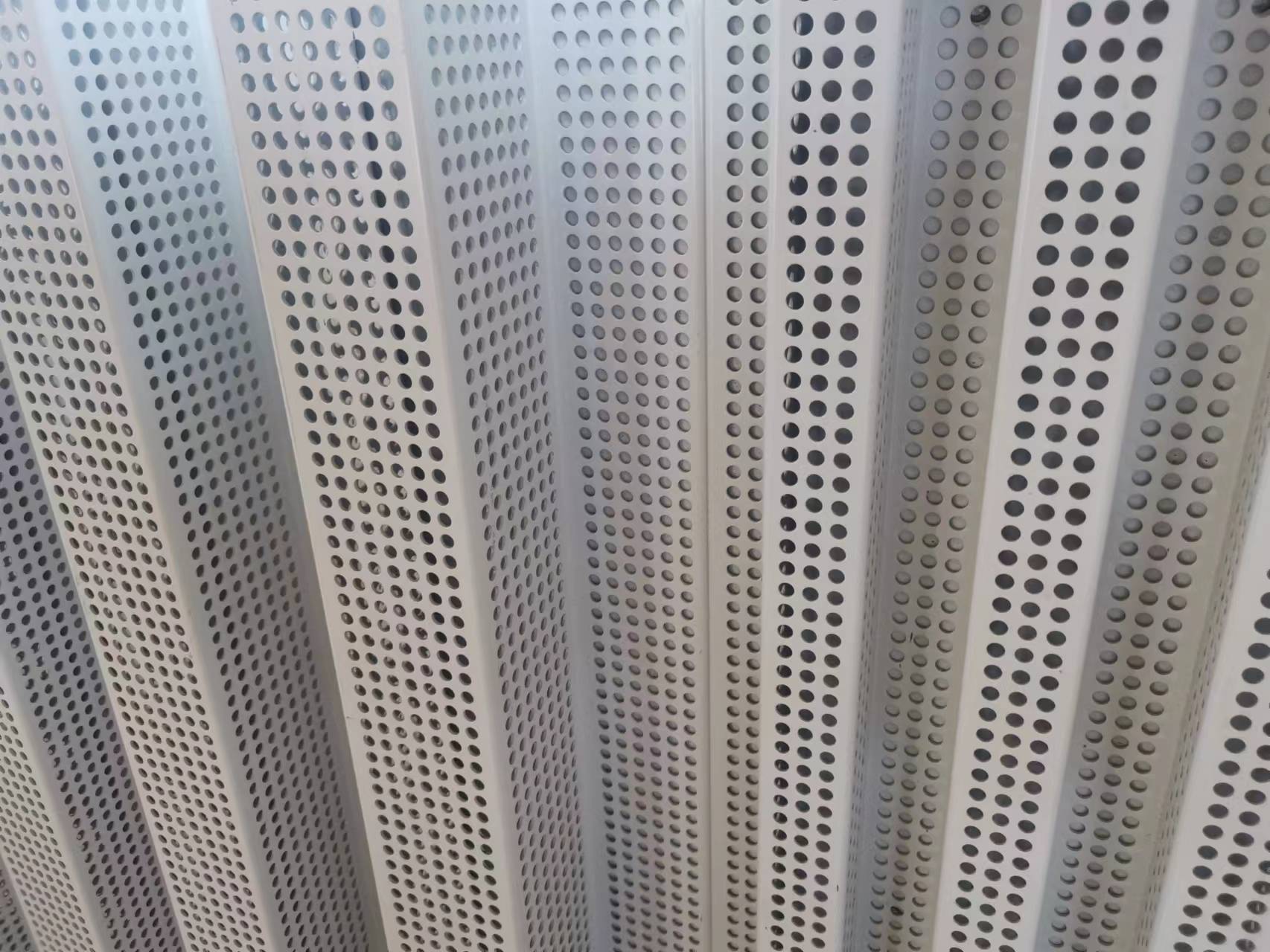 如何延長外墻裝飾沖孔網(wǎng)的使用壽命？